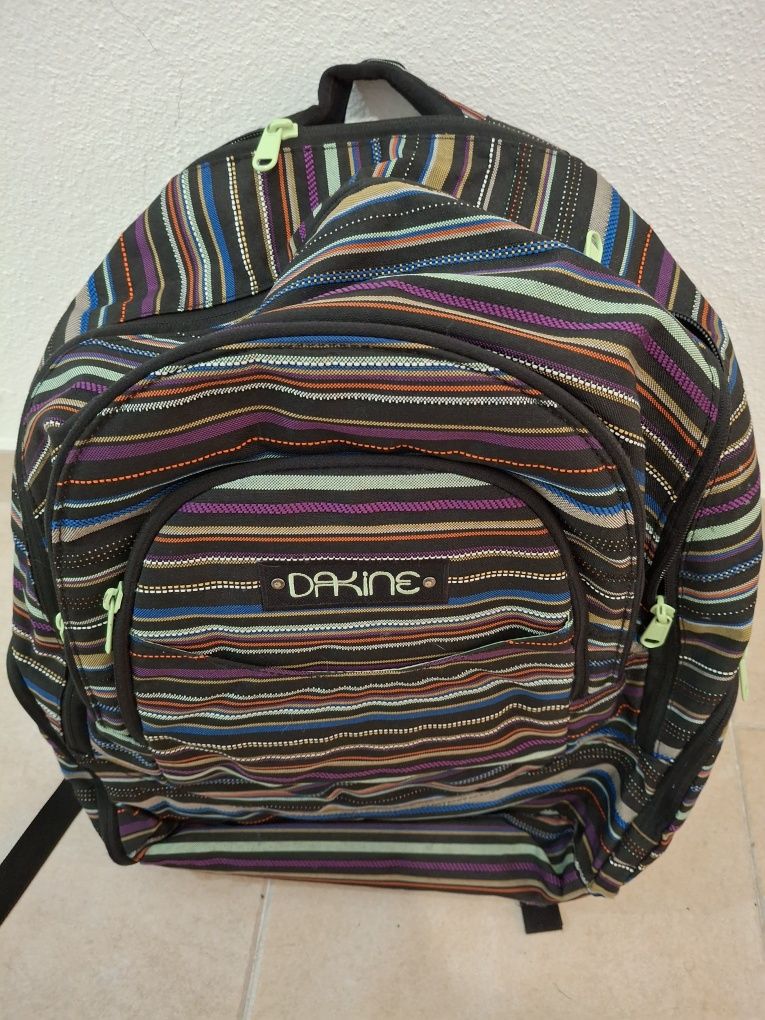 Mochila escolar com várias divisórias