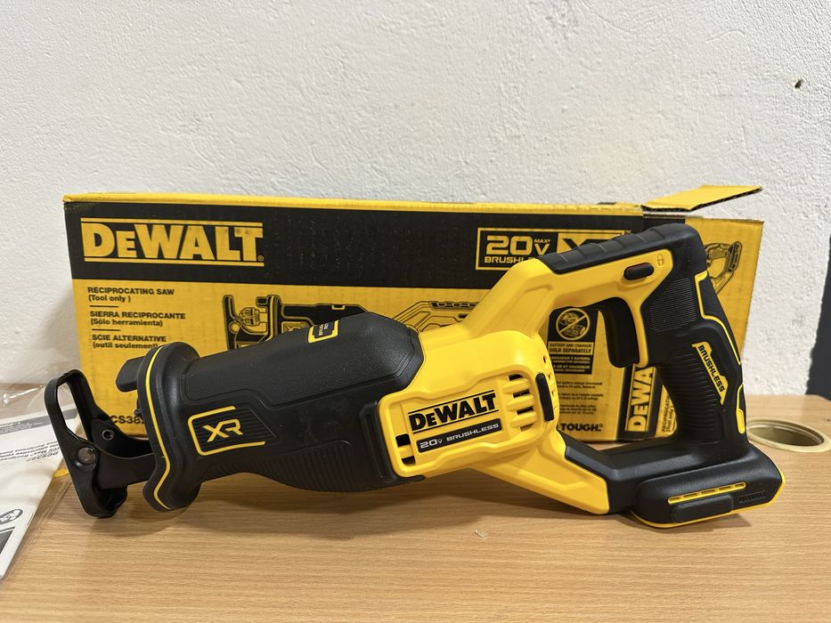 Акумуляторна безщіткова сабельна пила DEWALT DCS382B 20V MAX