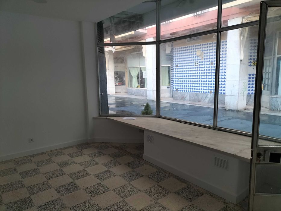 Loja sobranceira sobre a via pública