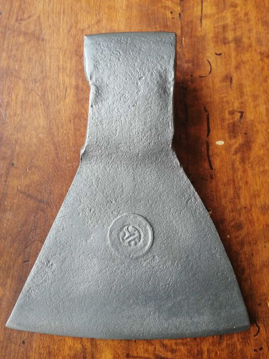 Przedwojenna kuta siekiera sygnowana 1,5 kg