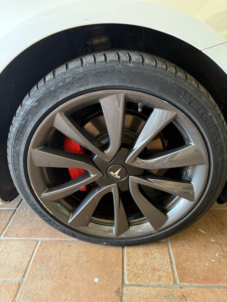 Vendo jantes com pneus para tesla