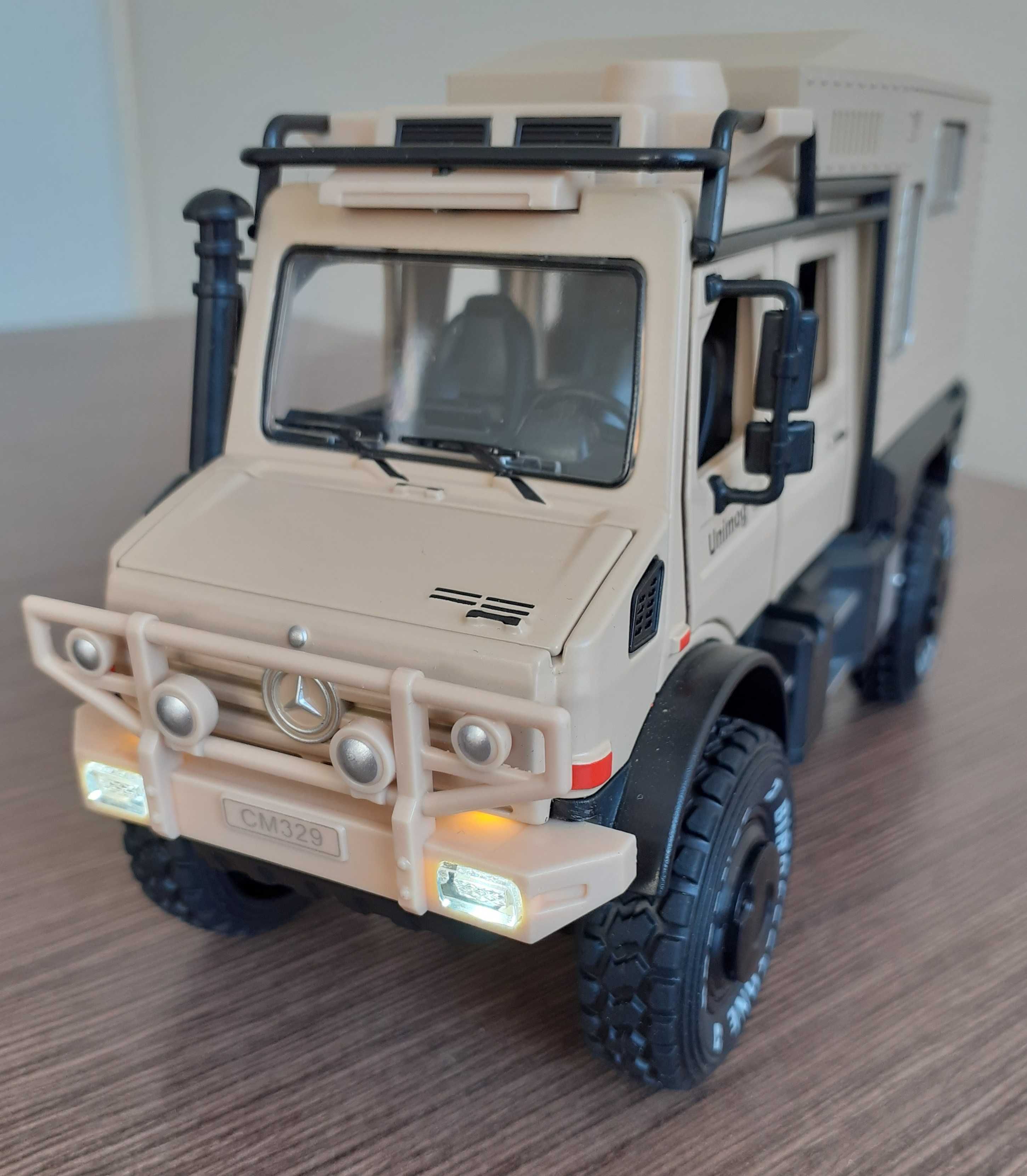 Mercedes Unimog U4000 1:28 kabina metalowa, napęd