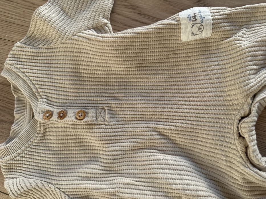 Beżowy pajacyk z wafelkowego materiału 56