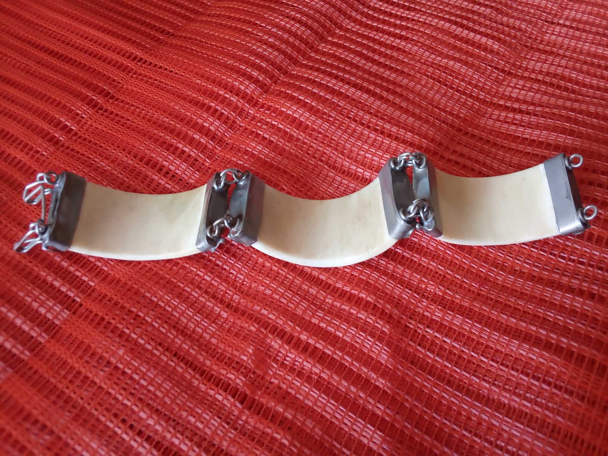Pulseira antiga em osso e metal trabalhado