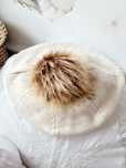 Czapeczka beret z futrzanym pomponem