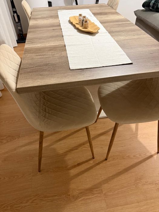 Vendo mesa de jantar com 4 cadeiras como nova