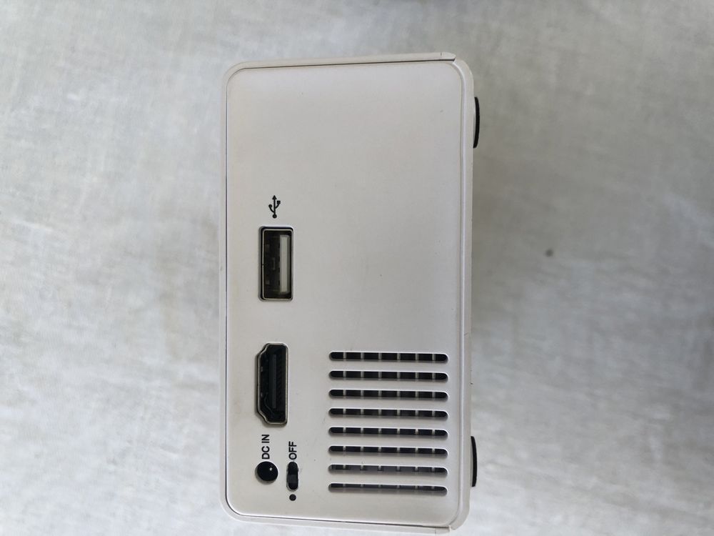 Продам проектор YG-300(кто по олх оплате мимо)