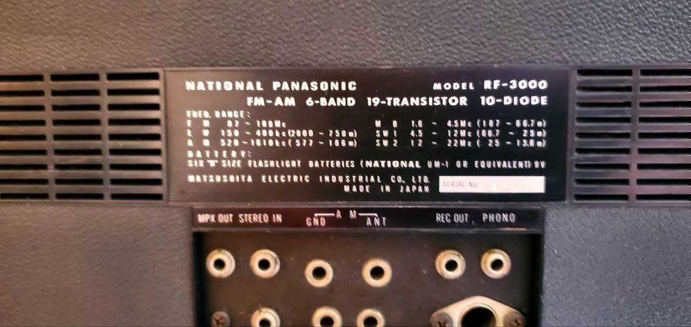 Ре-зерв радиоприемник National Panasonic RF 3000.