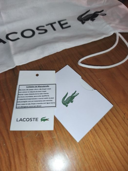 Lacoste Mala Tiracolo Preta com Monograma Lacoste .