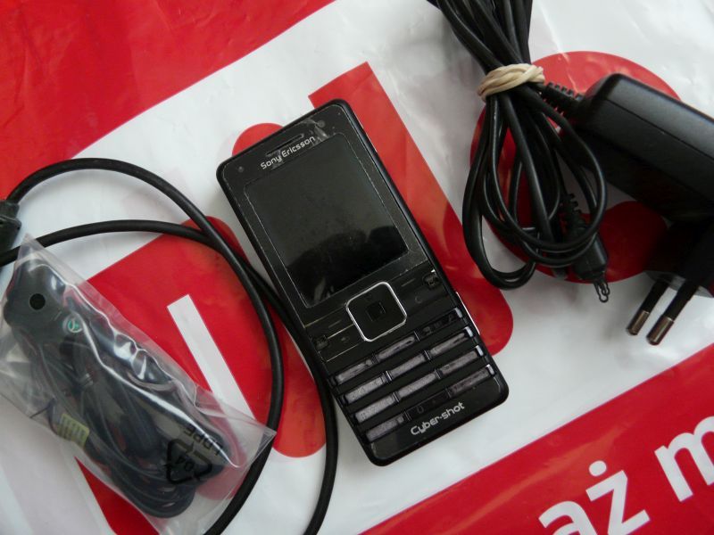 Sony Ericsson K770i + ładowarka, przewód USB