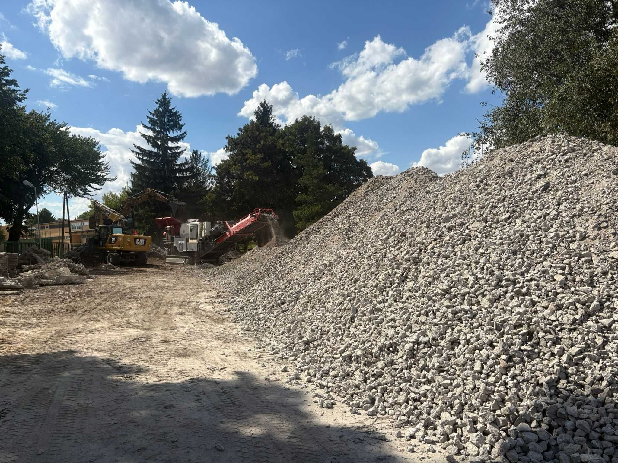 Usługi kruszarką, kruszenie gruzu, wynajem kruszarki, przesiewacz