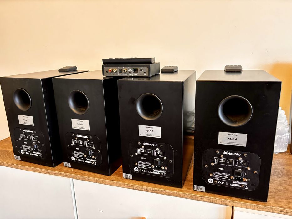 Colunas Dynaudio XEO 4 + Dynaudio HUB