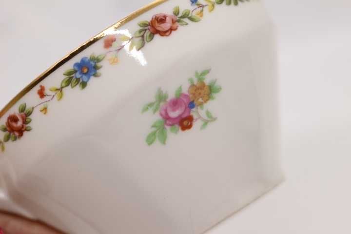 Chávena Chá Hexagonal Vista Alegre Friso Floral e Ouro 1947