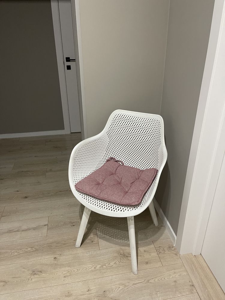 Стілець-крісло білого кольору