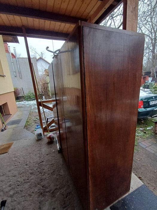 Stara drewniana szafa