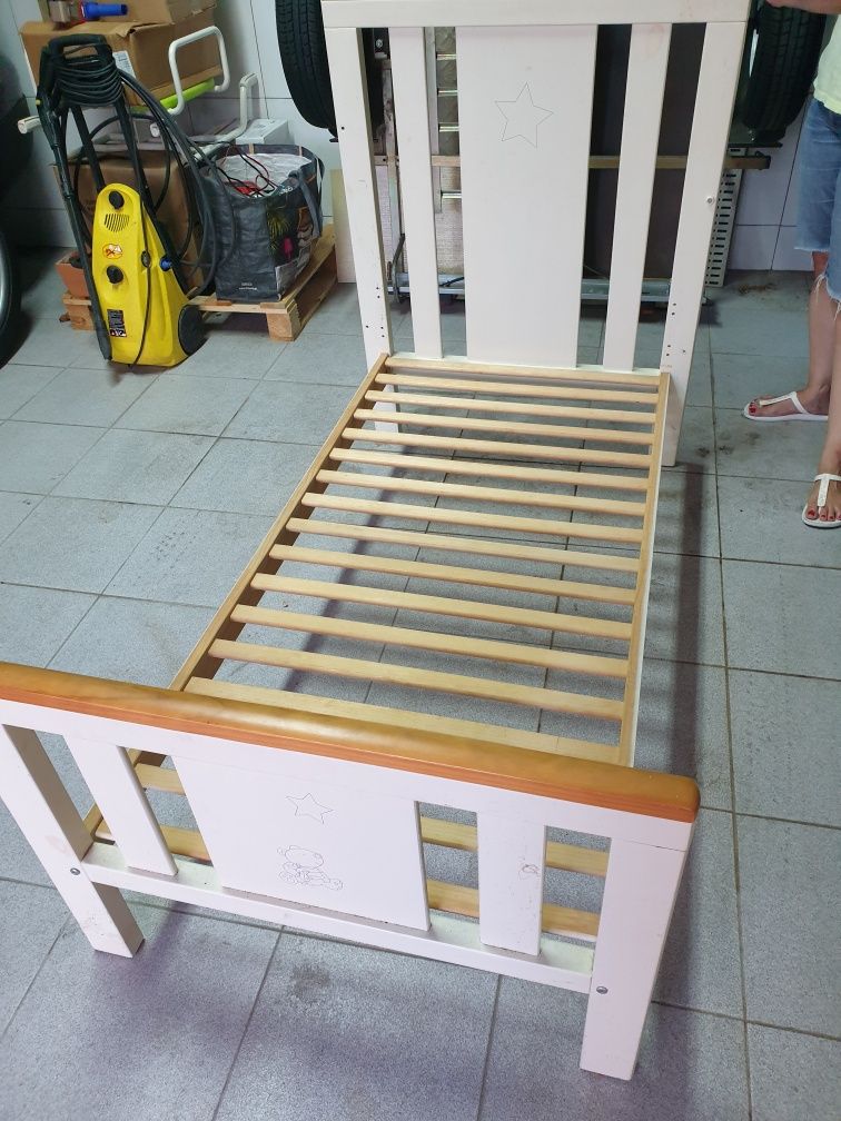 Berço/ cama e Muda Fraldas