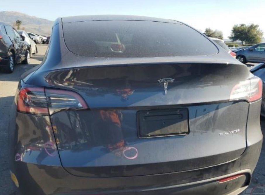 Тесла X продаж в дорозі