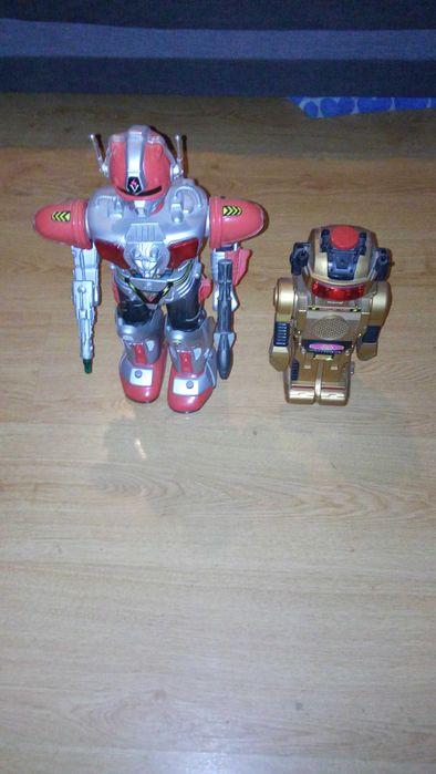 Dwa roboty na baterie, większy wydaje dźwięki i świeci się. Polecam