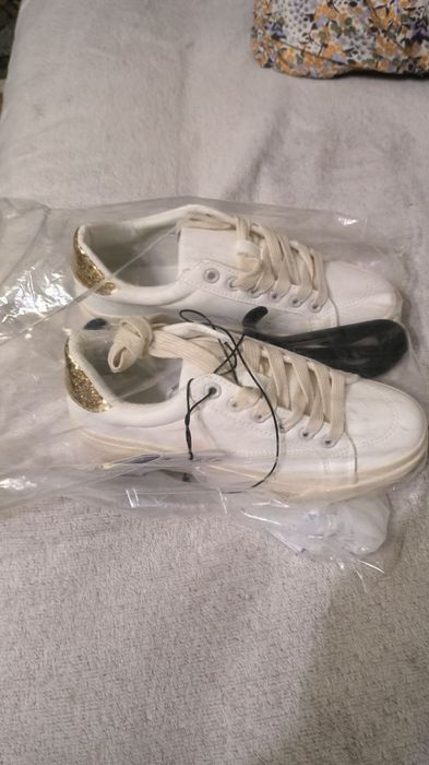 Продам взуття. Кросівки (кеди) жіночі 36 розміру, але великорозмірні.