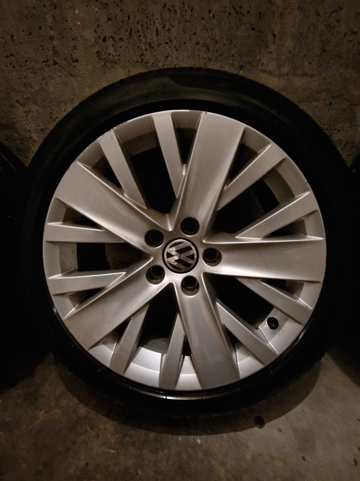 Sprzedam alufelgi VW 17 + opoy Pirelli