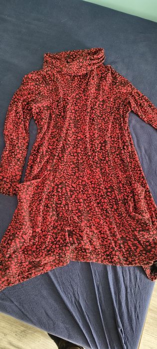 Sukienka tunika z półgolfem w czerwone kwiaty