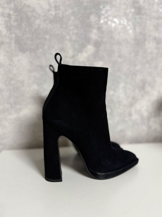 Замшеві ботинки на каблуку 39 розмір