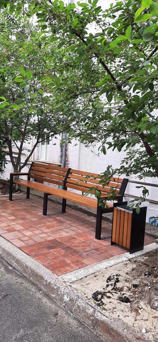 Лава паркова. Урна. Стіл.