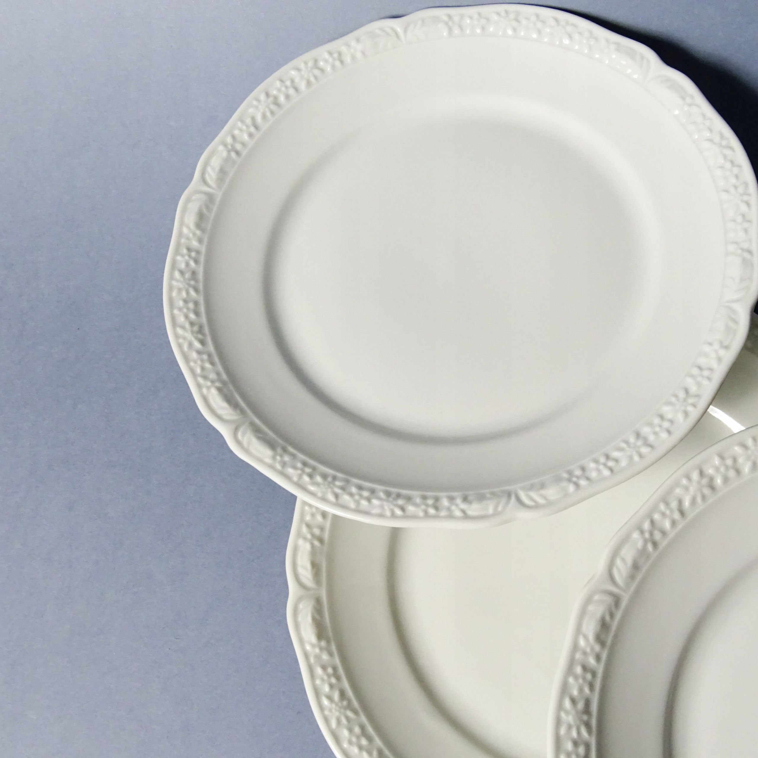 piękne białe zabytkowe talerzyki porcelanowe