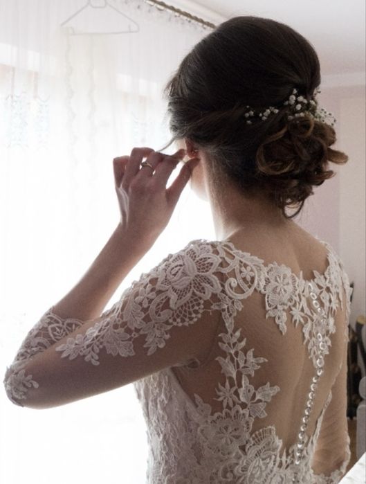 Biała suknia ślubna delikatna koronka