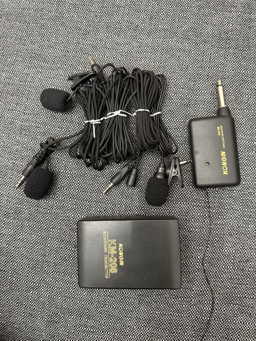 Комплект мікрофонів і бездротової системи.