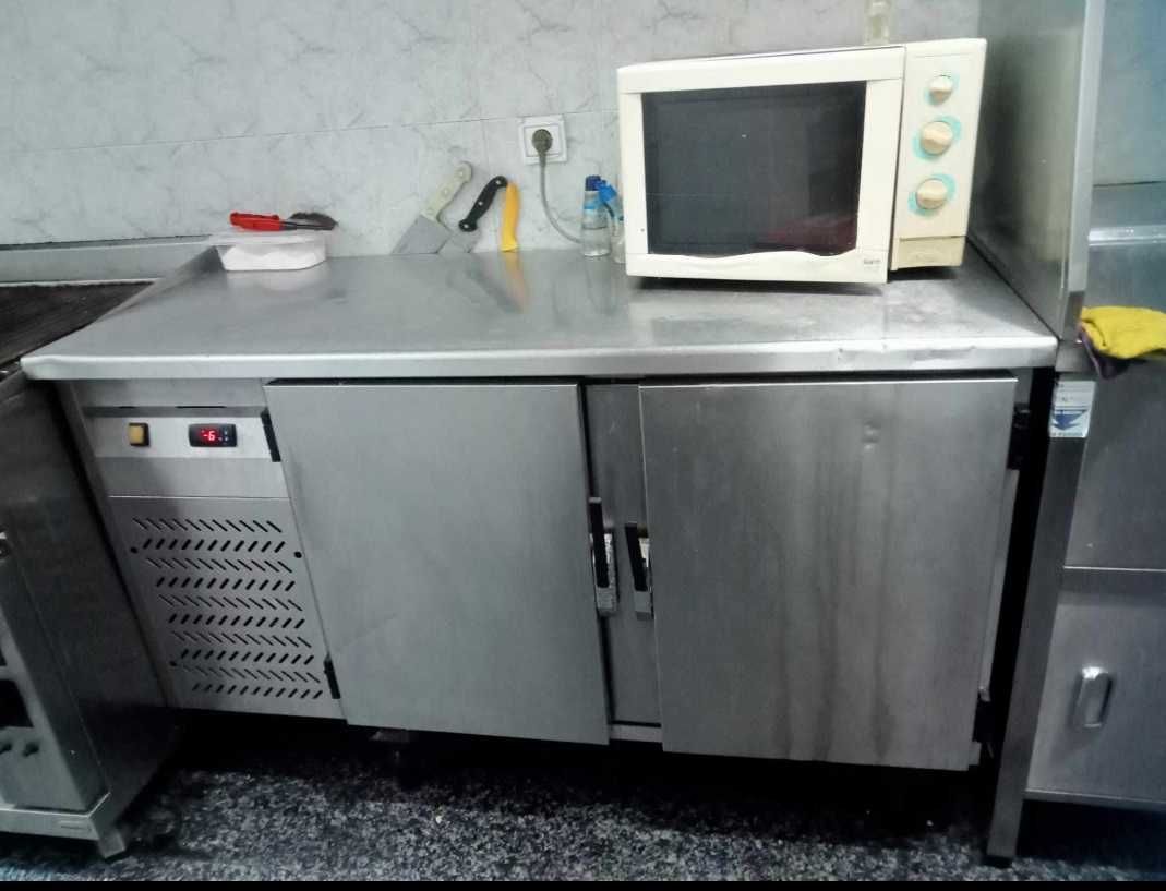 Bancada INOX com frio muita arrumação