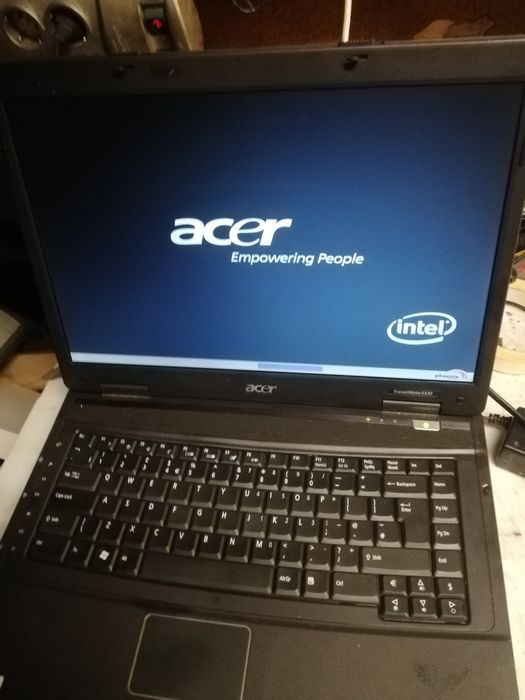 Portátil Acer com carregador a funcionar