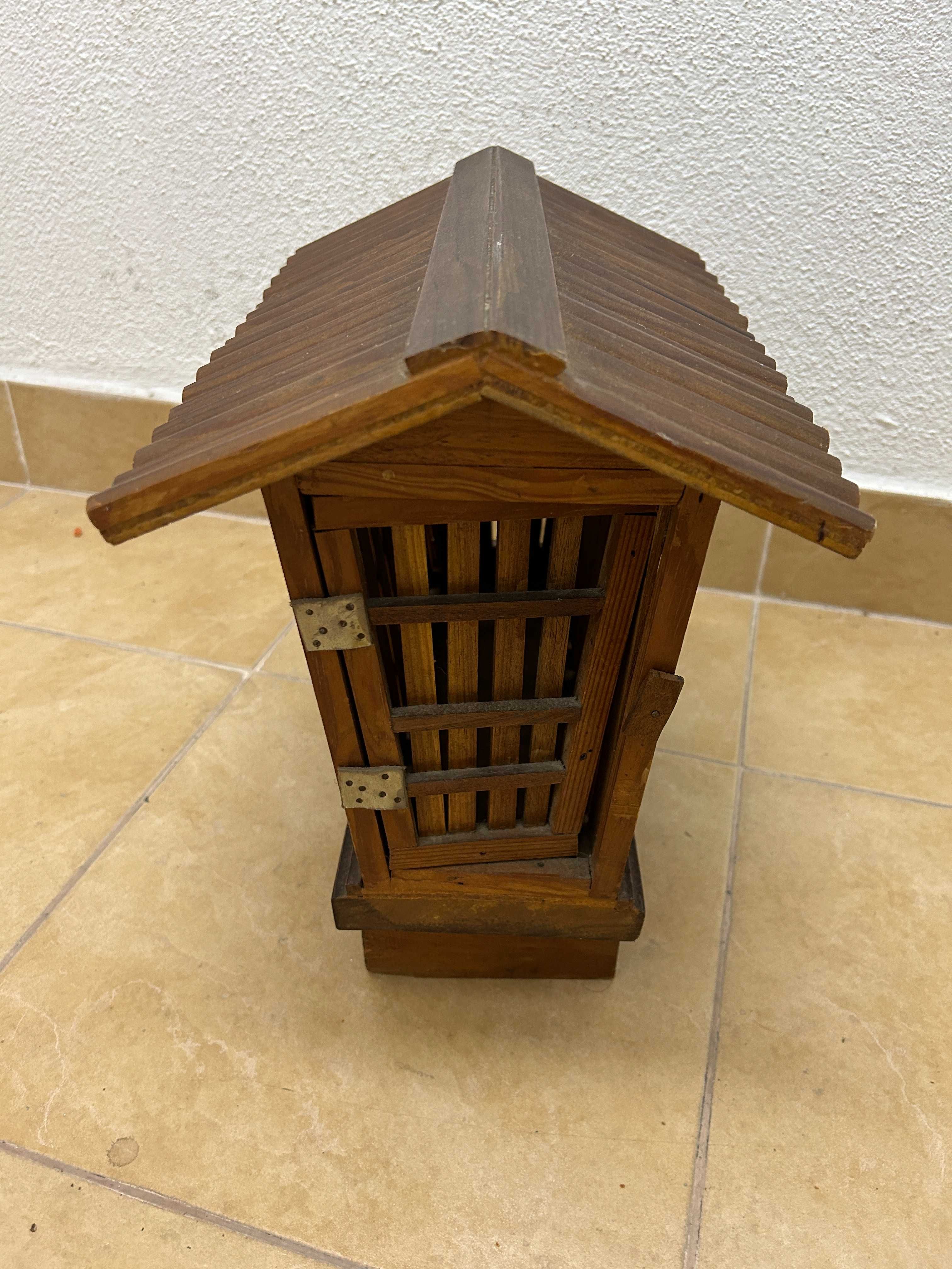 Milheiro em madeira com portas
