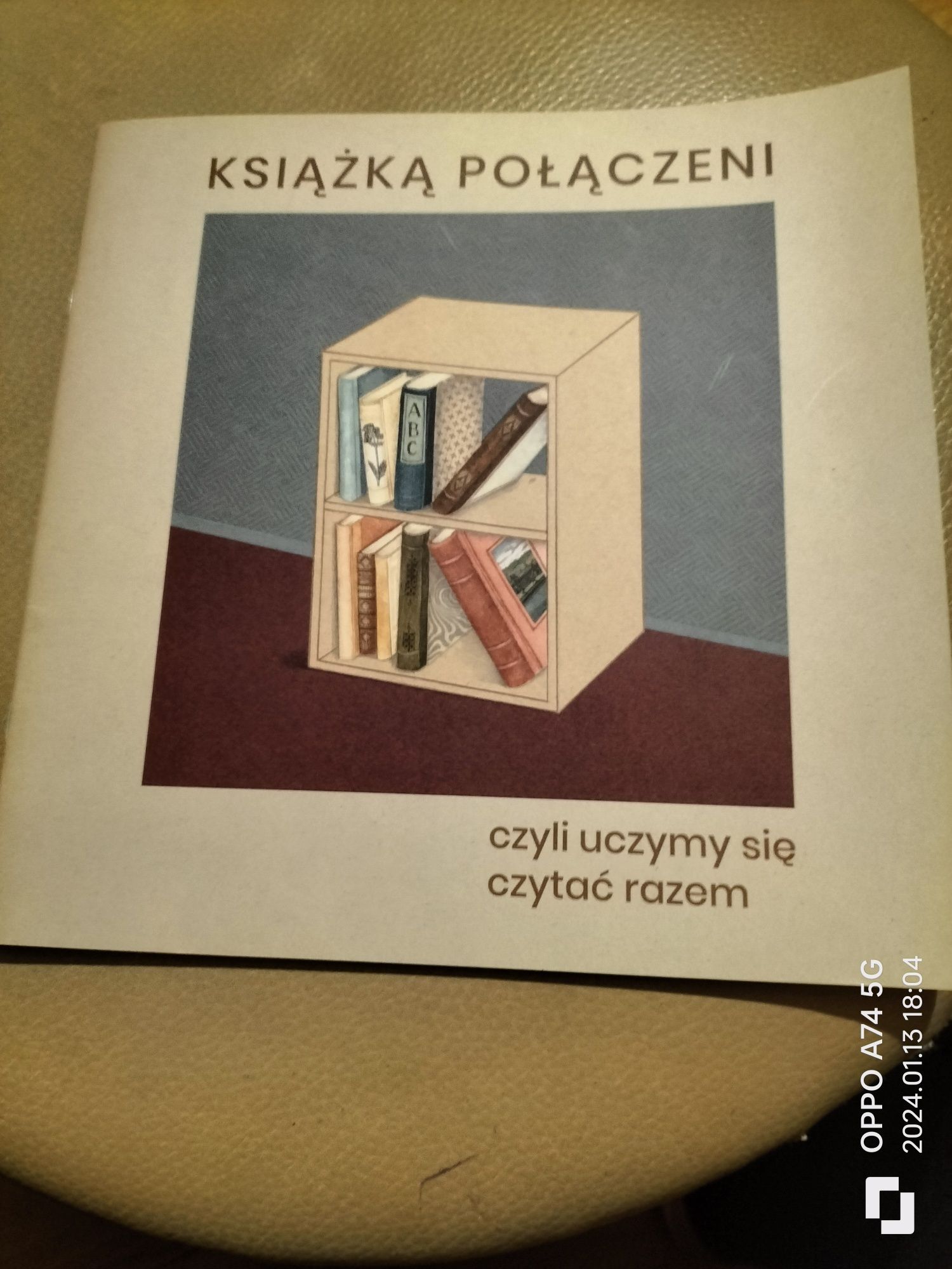 Pierwsze abecadło, książką połączeni