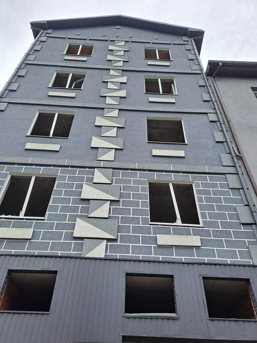 Продам приміщення на 14 квартир + гараж, поруч з метро "Берестейська"