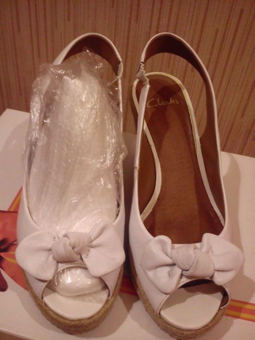 Босоножки белые летние кожа Clarks.