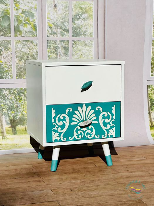 Biała szafka z wzorami, turkus oryginalne uchwyty