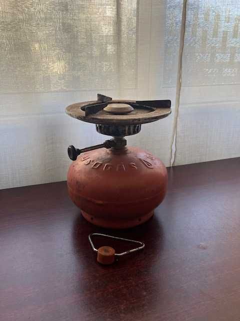 Fogão com bilha de gás. Funciona.
