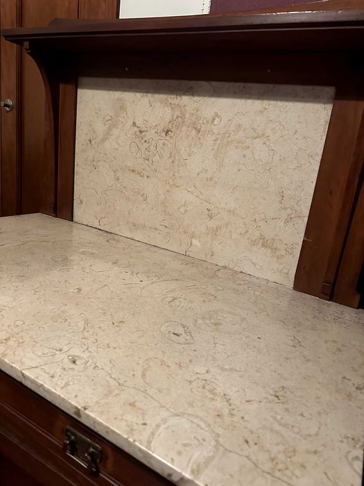 Movel antigo com base em mármore