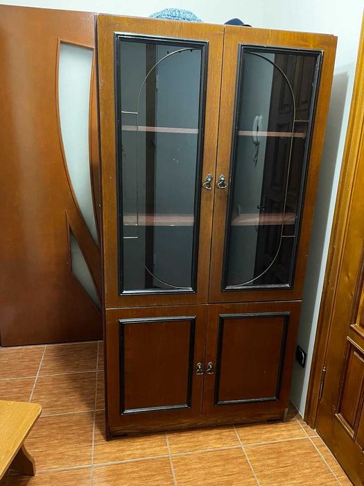 Продам сервант із самовивозом 200 грн.