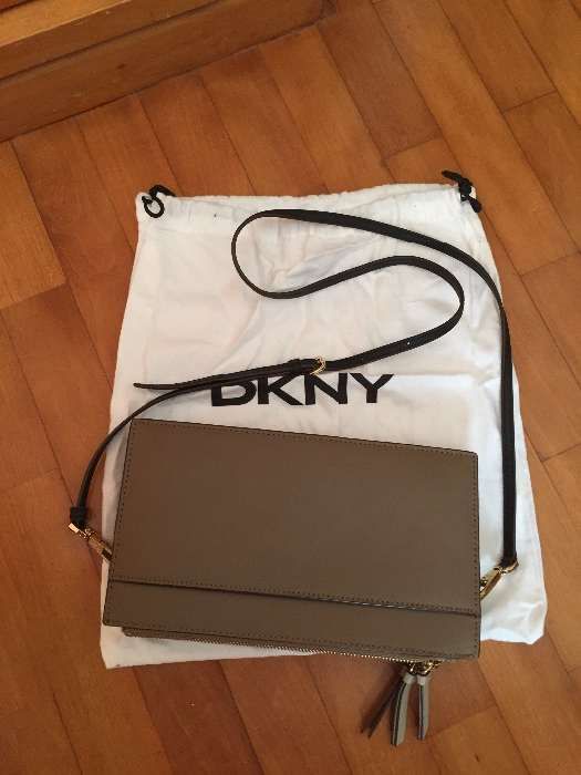 Carteira DKNY tipo clutch