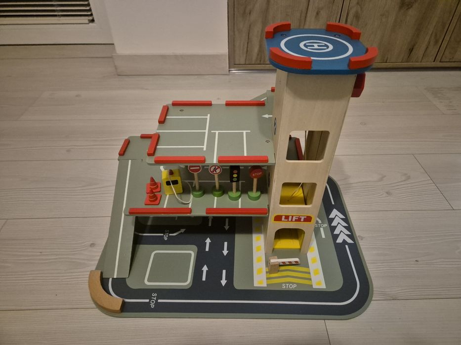 Garaż drewniany z windą