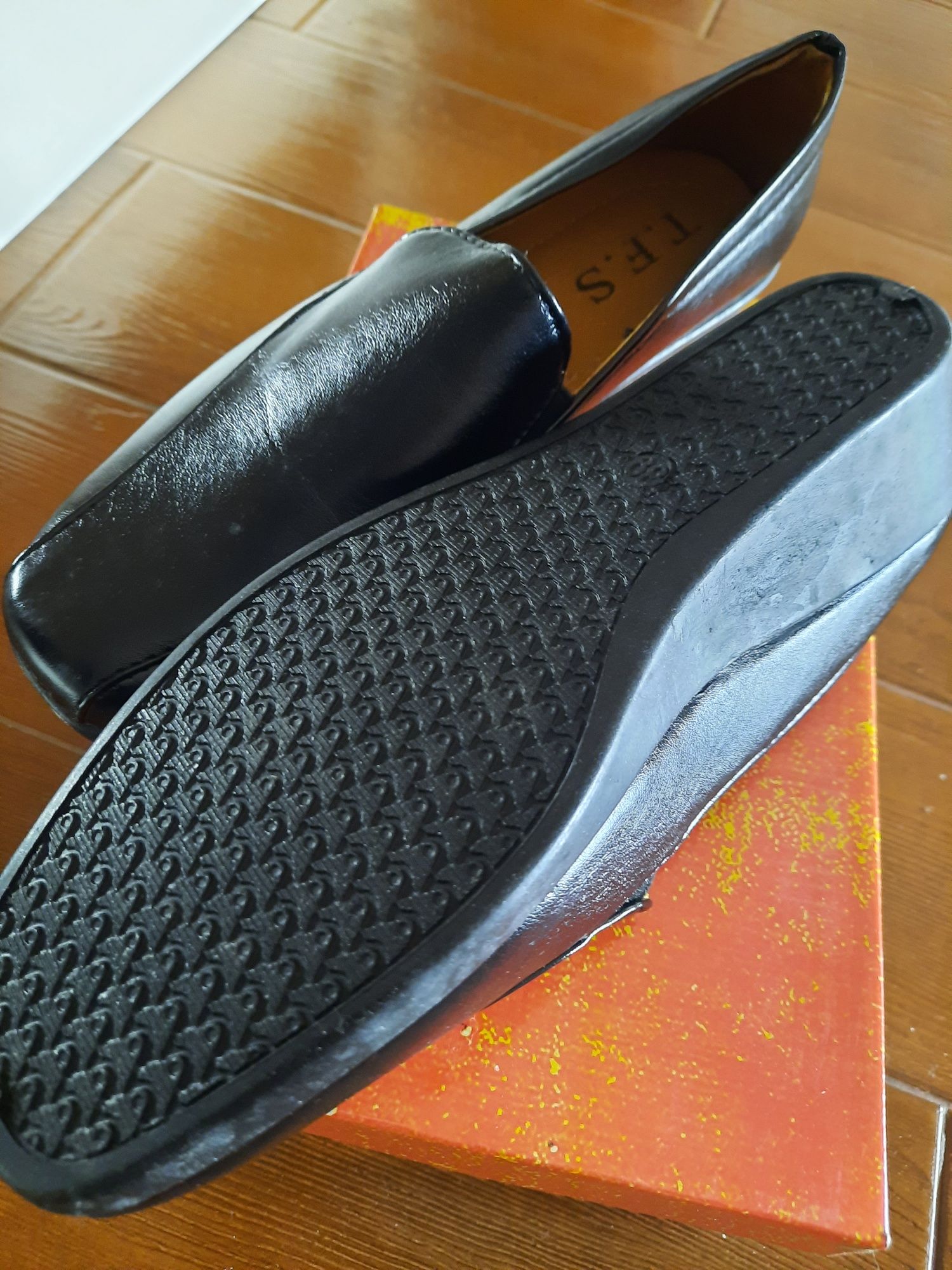 Sapatos pretos 39 - Novos em caixa