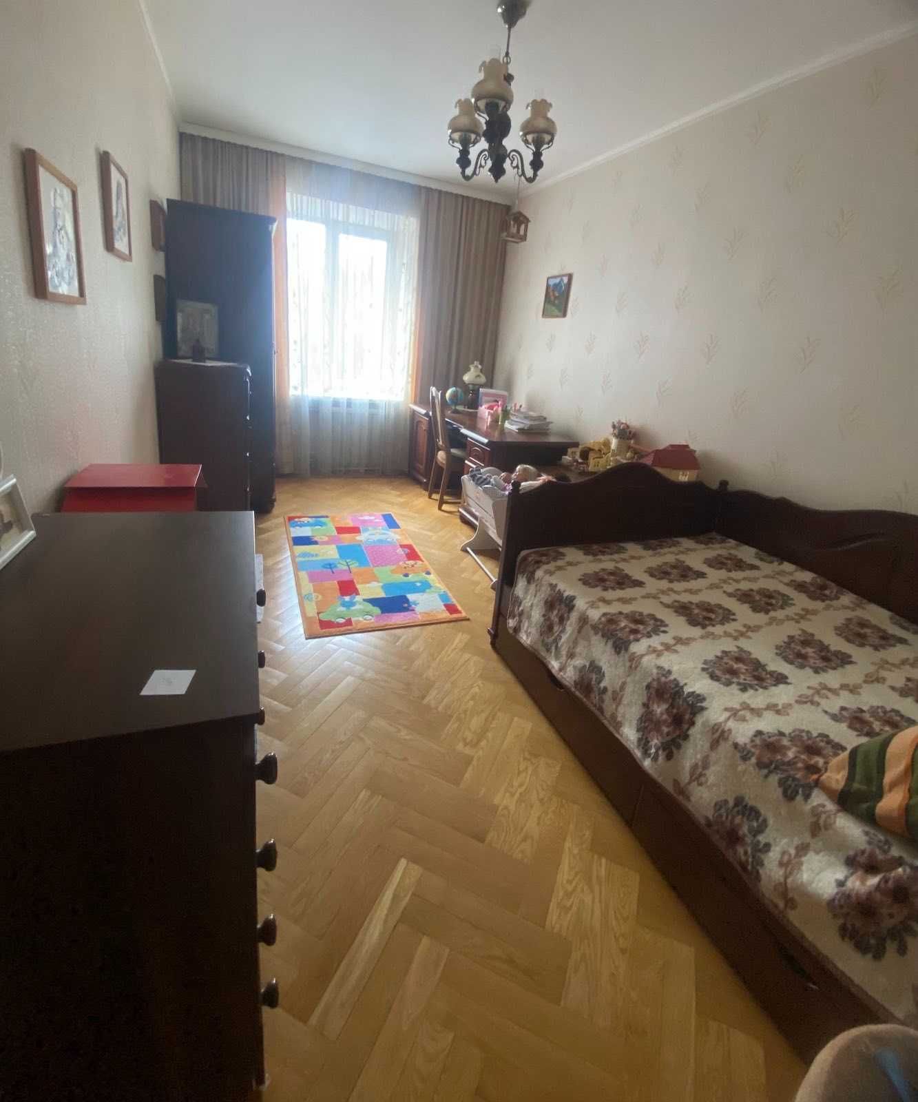 Продам простору 3-кімнатну квартиру в центрі Полтави