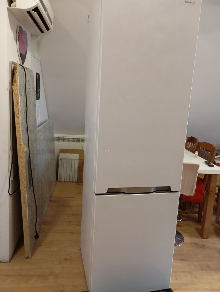 Lodówka Sharp 2m