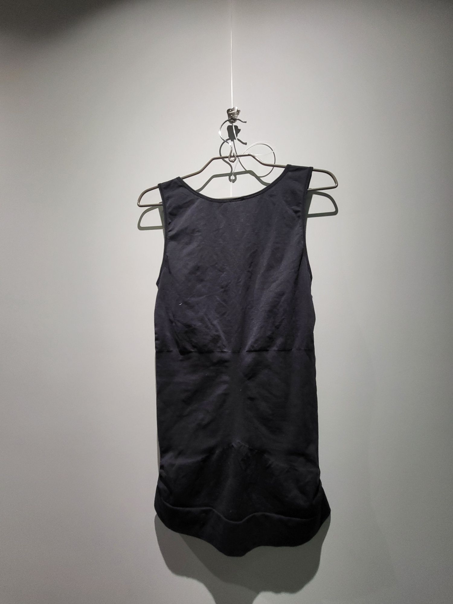 Modelująca bluzka czarna stan bdb
Długość 72cm
Szerokość bez rozciągan