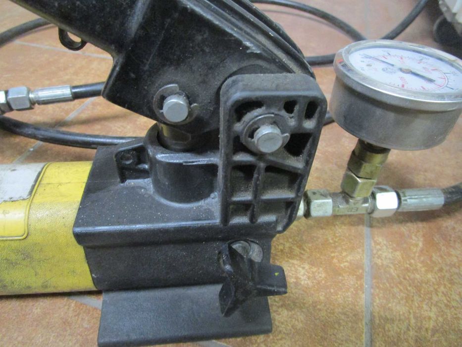 Pompa hydrauliczna ręczna ENERPAC  dwustopniowa + zaciskarka do przew.