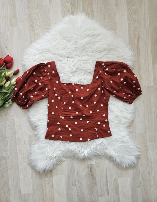 Top z bufiastymi rękawami ceglasty w białe kropki Influence 38 M