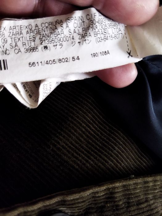 Casaco de homem cinza forrado e com vários bolsos