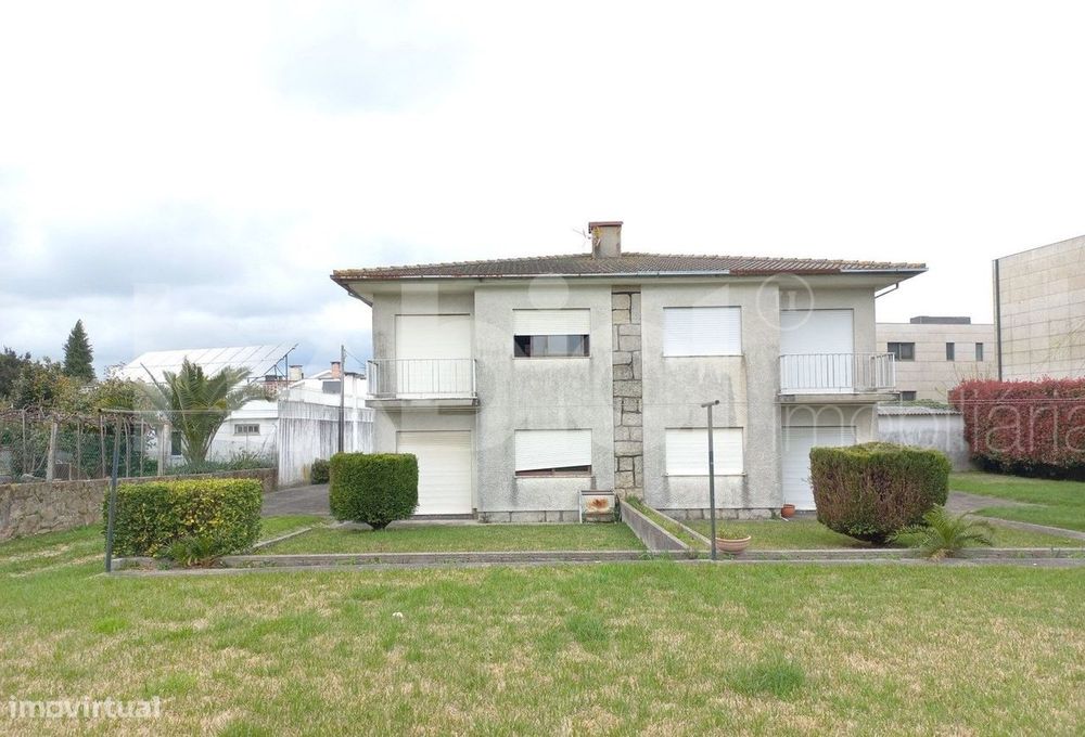 Propriedade com 2 moradias geminadas em Barcelinhos, Barcelos